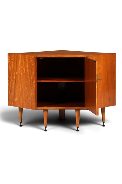 Hauptstadt Möblerei Mid Century Eckkommode aus Holz mit offener Tür und Einlegeboden im 60er Jahre Vintage Design