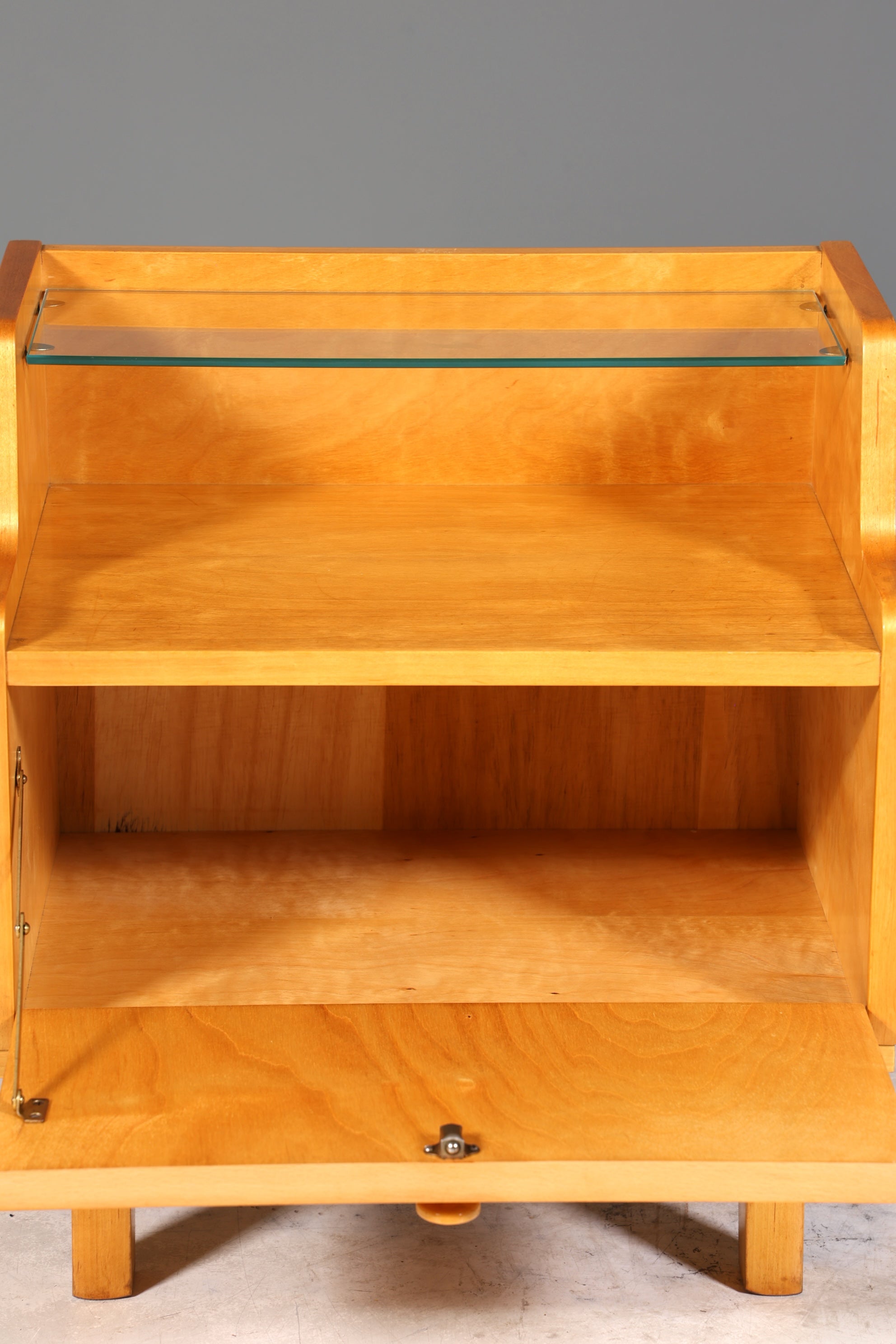 Schlichte Mid Century Kommode Vintage Klappschränkchen Danish Design Nachttisch 1 von 2