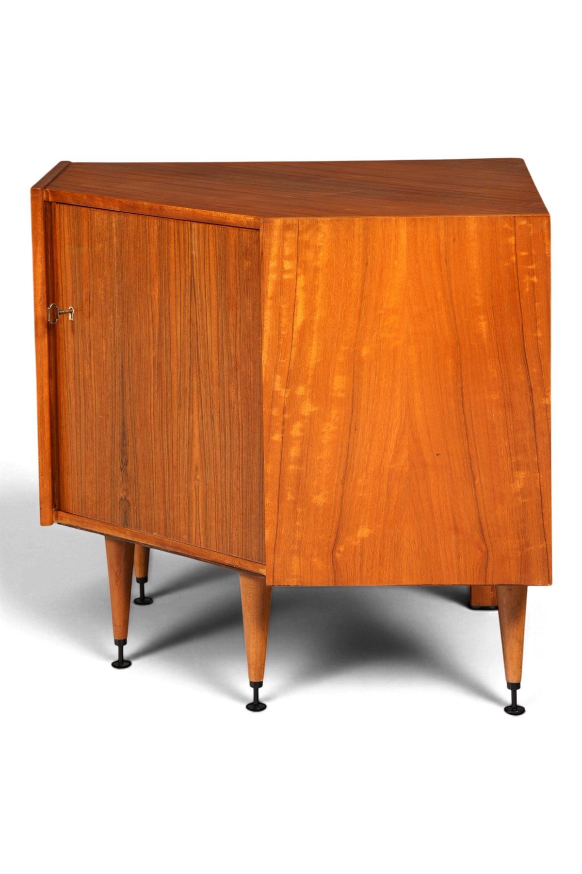 Hauptstadt Möblerei Mid Century Eckkommode aus Holz mit konischen Beinen im 60er Jahre Vintage Design