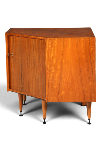 Hauptstadt Möblerei Mid Century Eckkommode aus Holz mit konischen Beinen im 60er Jahre Vintage Design