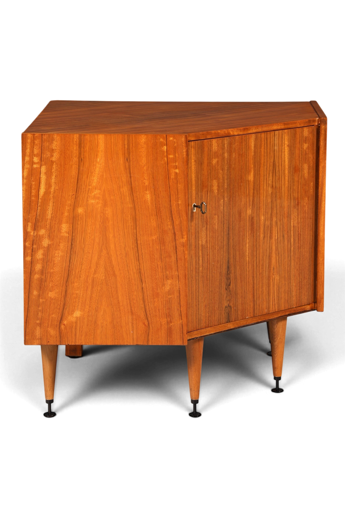 Hauptstadt Möblerei Mid Century Eckkommode aus Echtholz mit charakteristischer Maserung und konischen Beinen
