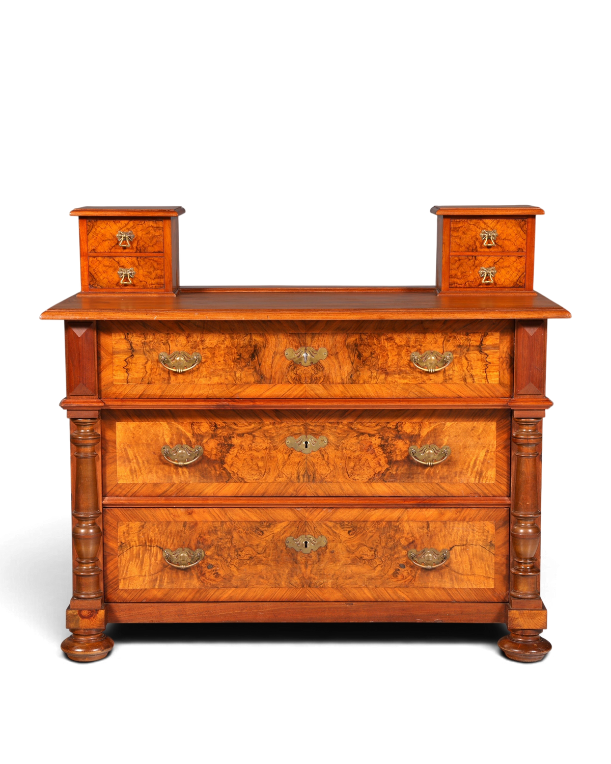 Hauptstadt Möblerei Gründerzeit Kommode aus Nussbaum im Louis Philippe Stil mit Schubladen und Messingbeschlägen um 1880