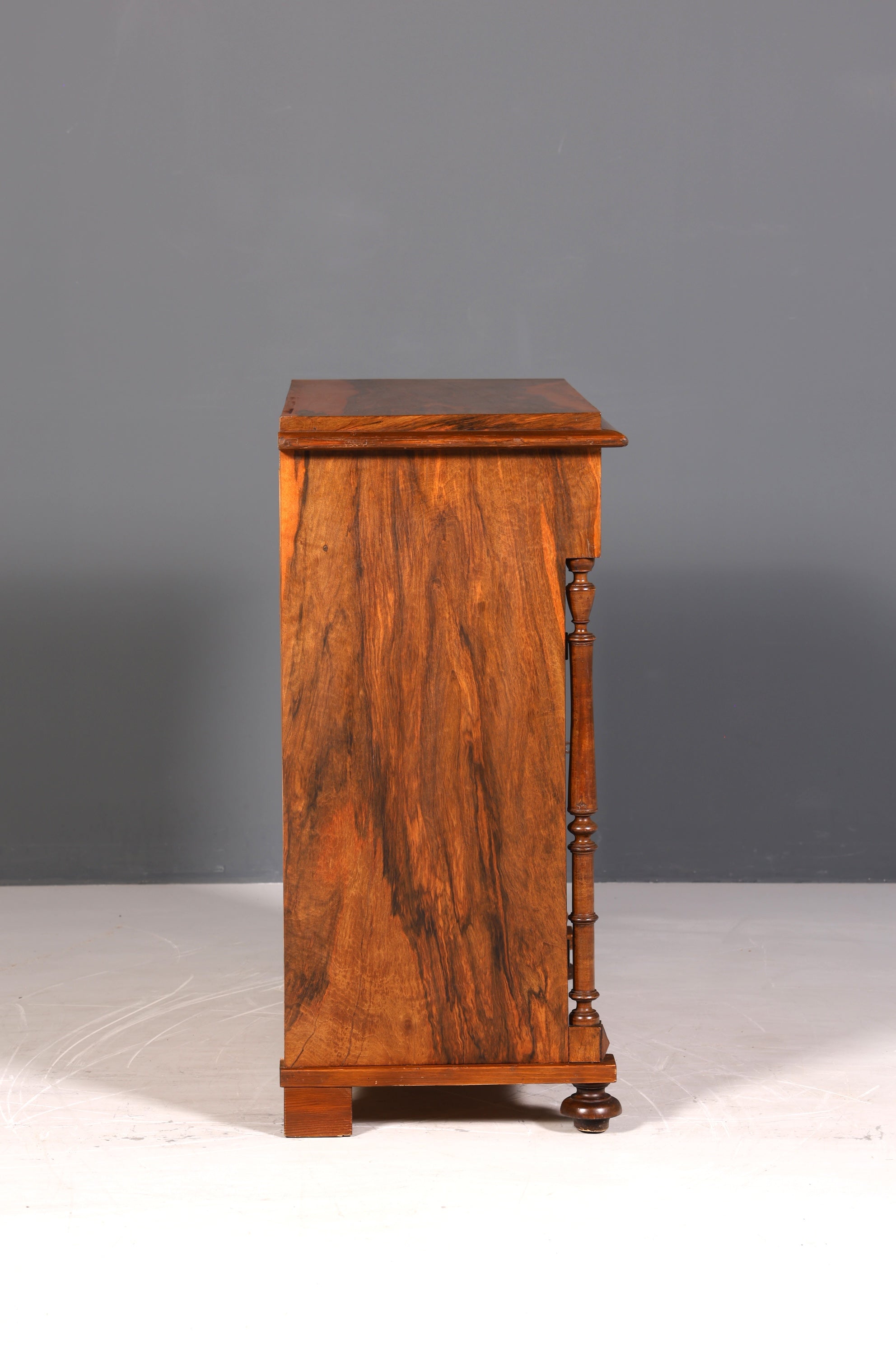 Beautiful Gründerzeit (late 19th-century) cabinet, Louis Philippe walnut chest of drawers, circa 1880