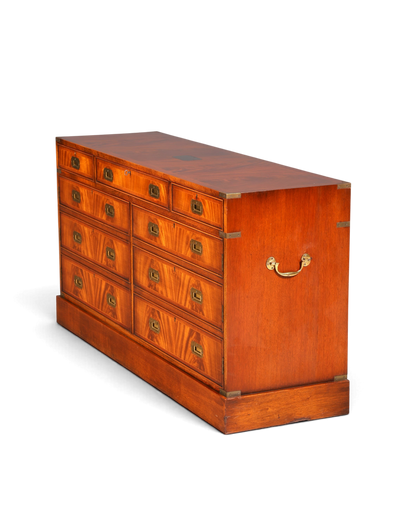 Hauptstadt Möblerei englisches Military Chest Sideboard aus massivem Holz mit Messingbeschlägen im Kolonialstil