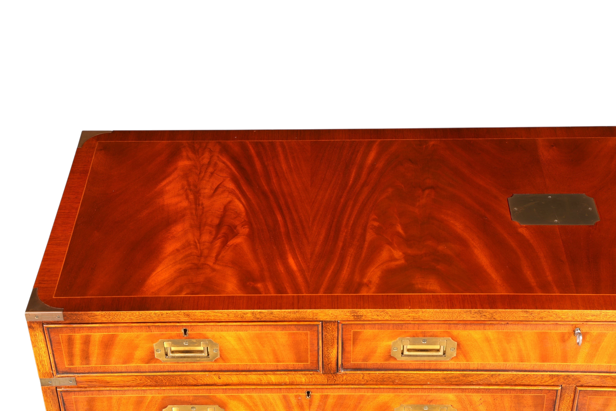 Hauptstadt Möblerei englisches Military Chest Sideboard aus massivem Holz mit Messingbeschlägen und schöner Maserung