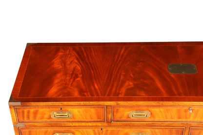 Hauptstadt Möblerei englisches Military Chest Sideboard aus massivem Holz mit Messingbeschlägen und schöner Maserung
