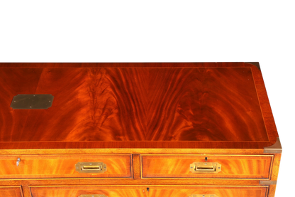 Hauptstadt Möblerei englisches Military Chest Sideboard aus massivem Holz mit edler Maserung und Messingbeschlägen