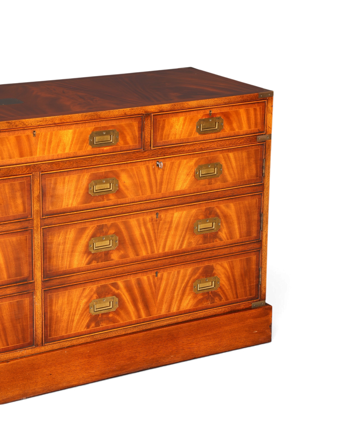 Hauptstadt Möblerei Sideboard im englischen Military Chest Stil aus massivem Holz mit Messingbeschlägen