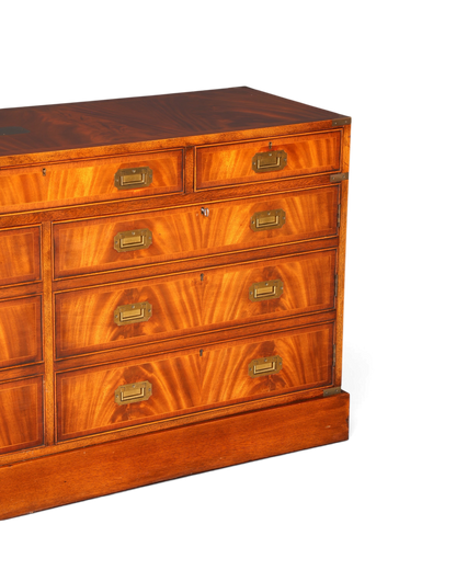 Hauptstadt Möblerei Sideboard im englischen Military Chest Stil aus massivem Holz mit Messingbeschlägen