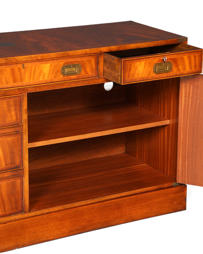 Hauptstadt Möblerei englisches Sideboard aus massivem Holz im Military Chest Stil mit Messingbeschlägen und Schublade