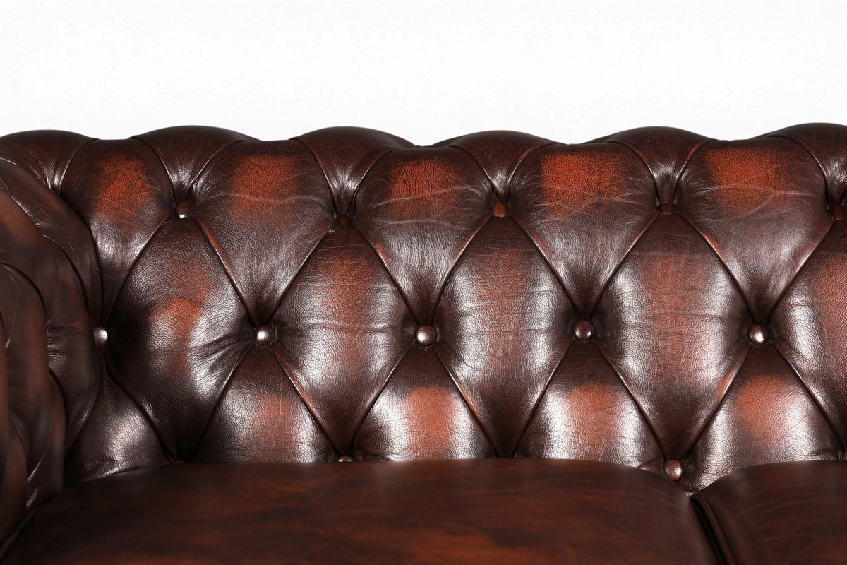 Hauptstadt Möblerei Original Centurion Chesterfield Sofa aus braunem Echtleder mit klassischer tiefer Knopfheftung