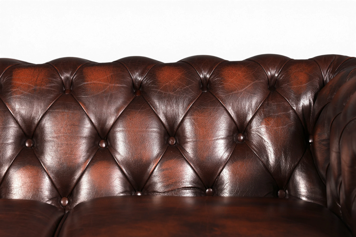 Hauptstadt Möblerei Centurion Chesterfield 2-Sitzer Sofa aus braunem Echtleder mit klassischer Knopfheftung