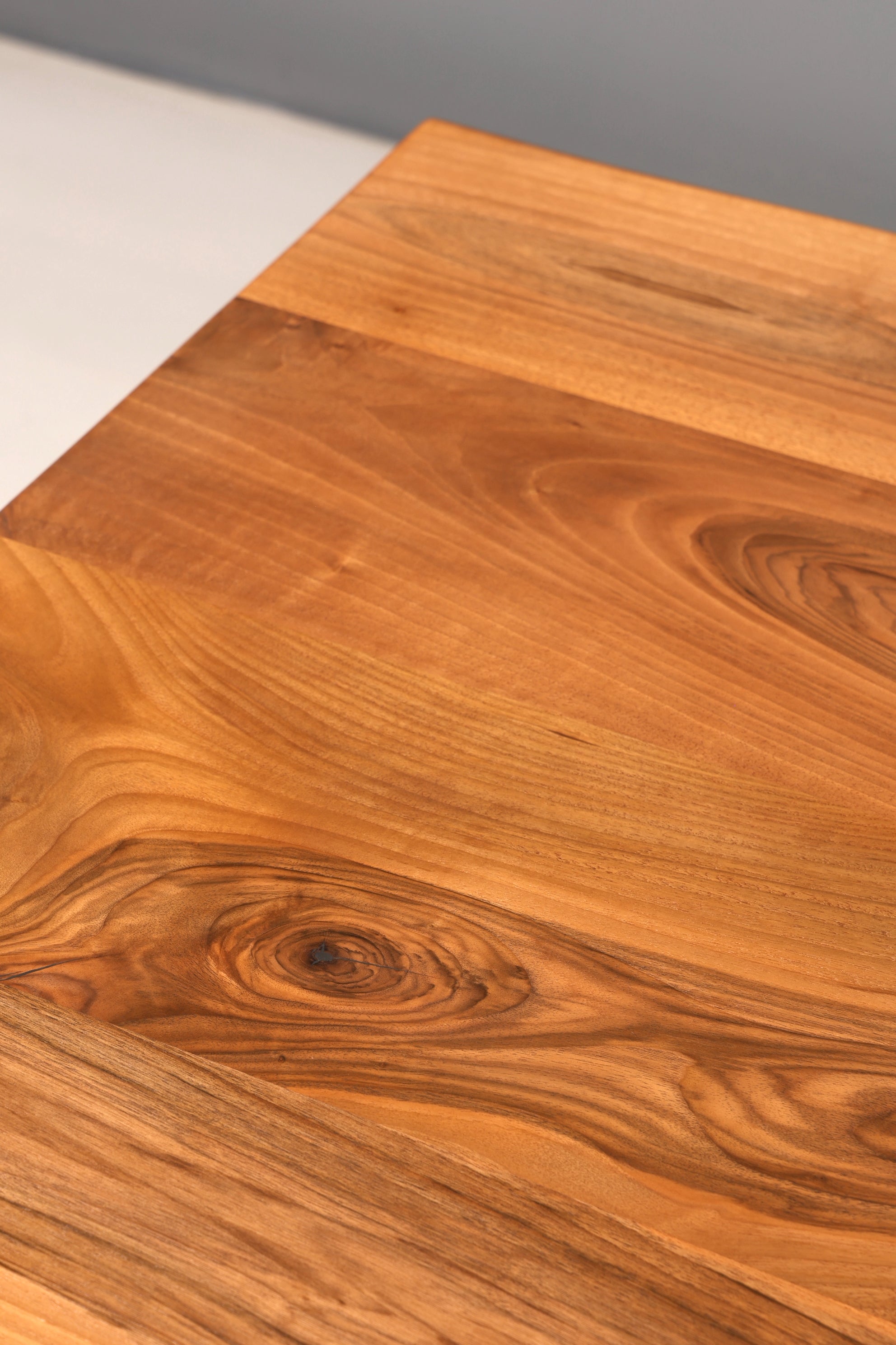 Edler Nussbaum Tisch 260cm-97cm Esszimmer Tisch Baumkanten Platte massiv Holz Küchentisch