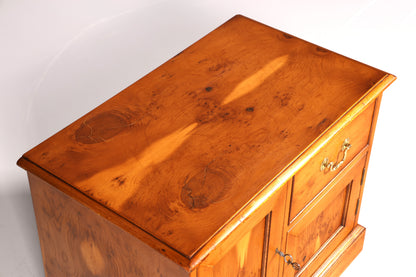 Traumhafte Englische Kommode echt Holz Schrank Eibe Antik 60er Jahre Flurkommode