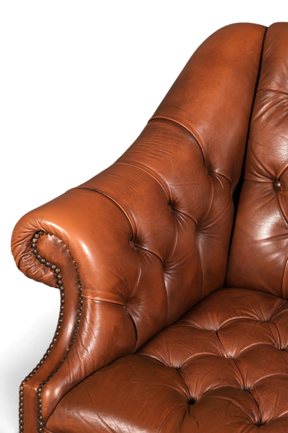 Hauptstadt Möblerei Chesterfield Clubsessel aus braunem Echtleder mit klassischer Knopfheftung und Ziernägeln