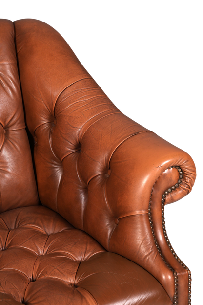 Hauptstadt Möblerei Chesterfield Clubsessel aus braunem Echtleder mit Knopfheftung und Ziernägeln an der Armlehne