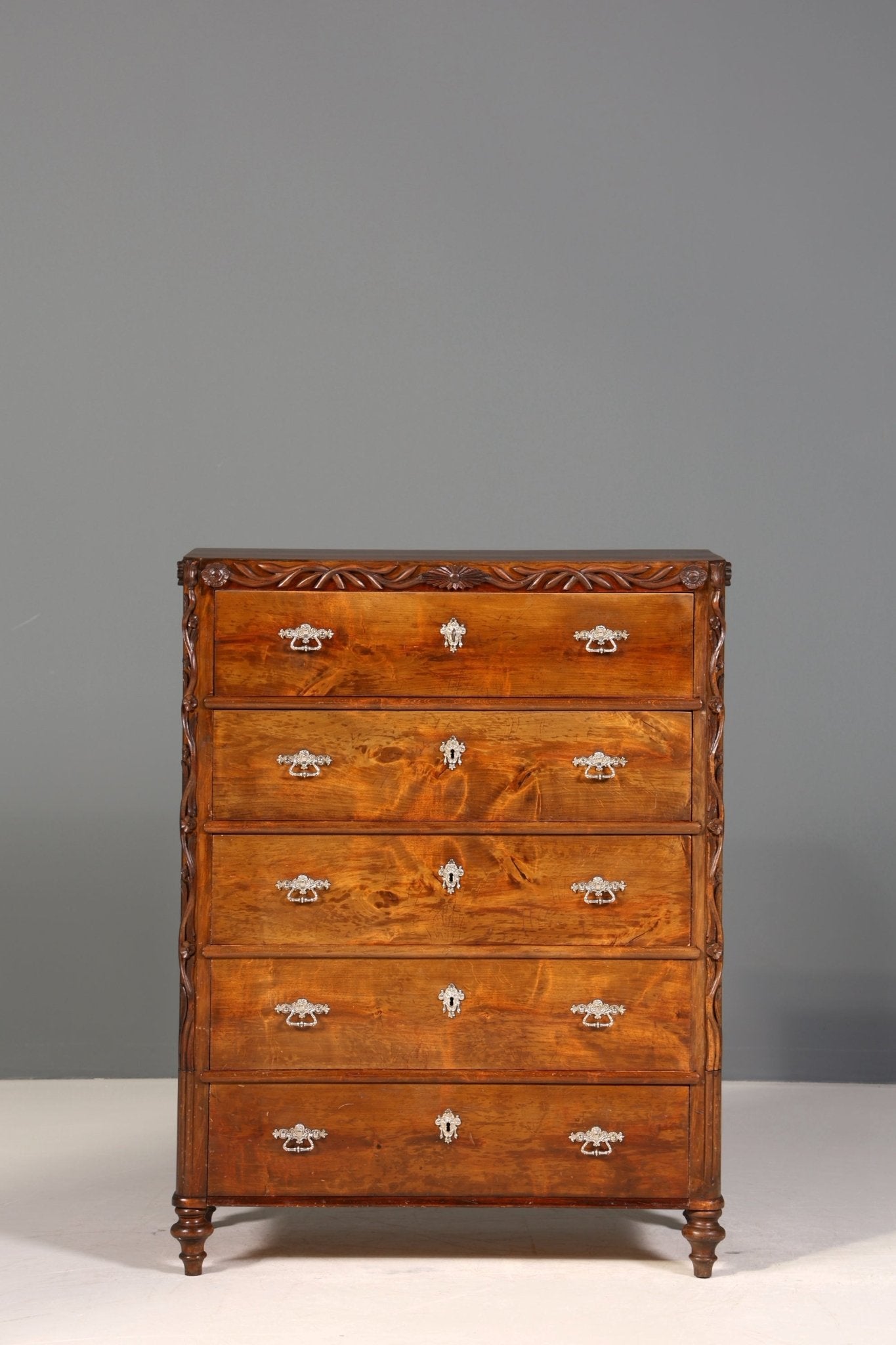 Wunderschöne Gründerzeit Kommode Louis Philippe Nussbaum Sideboard um 1880 Schnitzerei Schubladenkommode