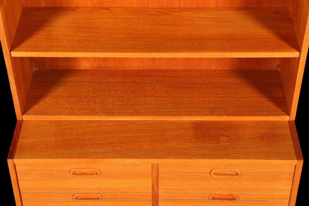 Hauptstadt Möblerei Mid Century Regal aus Holz mit höhenverstellbaren Einlegeböden und Schubladen im Danish Design