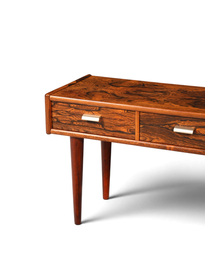 Hauptstadt Möblerei Mid Century Sideboard aus Palisander mit markanter Maserung und Metallgriffen im Retro-Stil