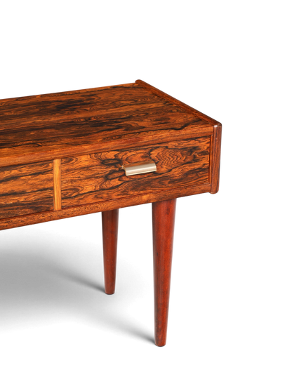 Hauptstadt Möblerei Mid Century Sideboard aus Palisander mit markanter Holzmaserung und konischen Beinen