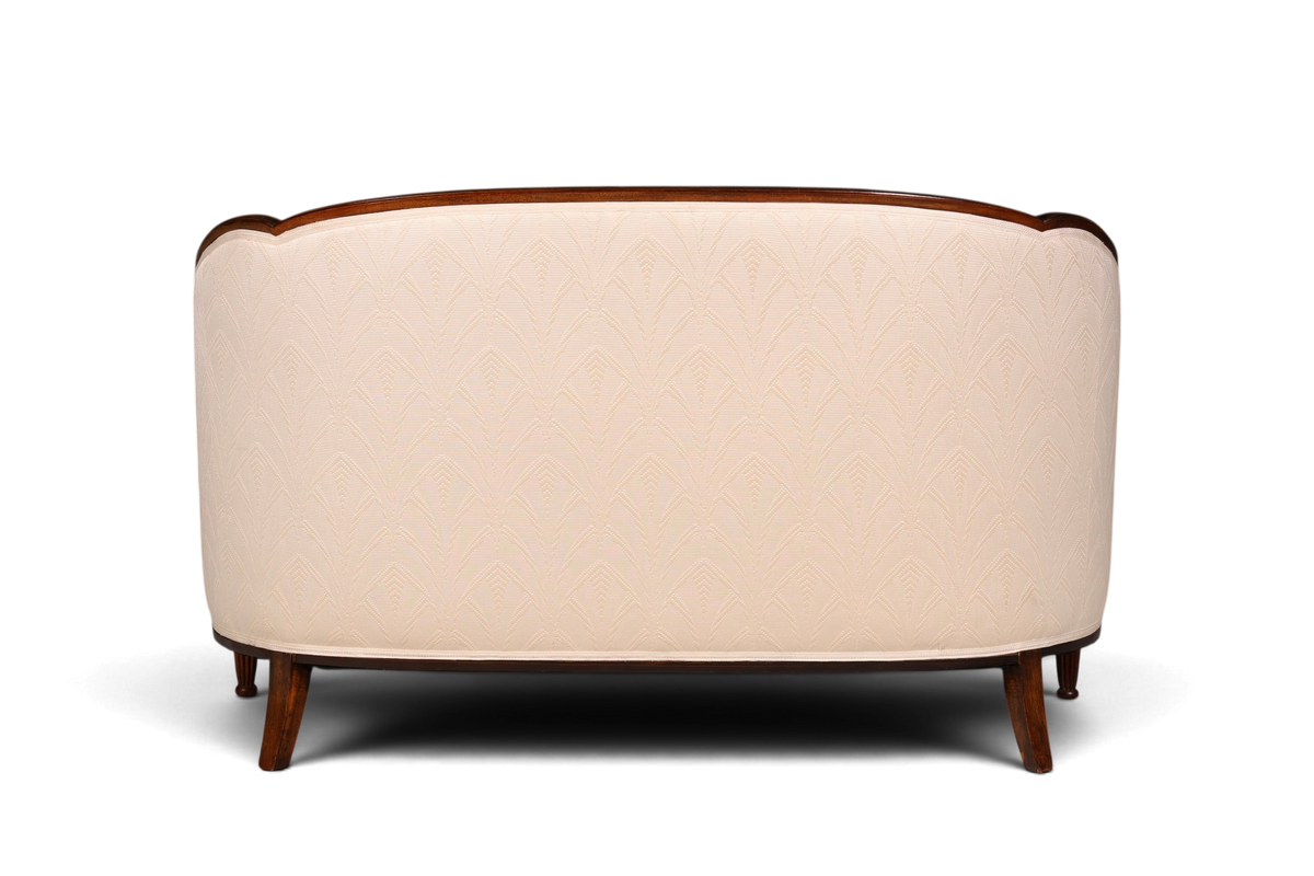 Hauptstadt Möblerei Art Deco Sofa mit heller gemusterter Polsterung und geschwungenem Holzrahmen von hinten