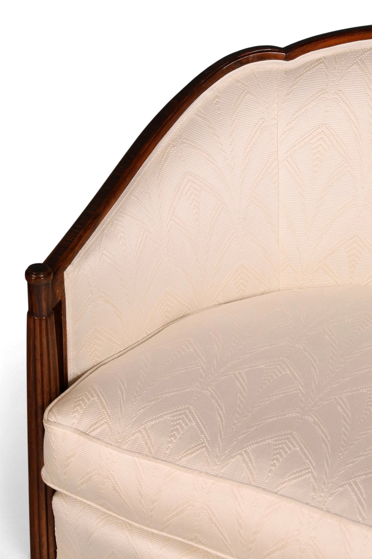 Hauptstadt Möblerei Art Deco Sofa mit hellem Stoffbezug, geschnitztem Holzrahmen und kannelierten Stützen