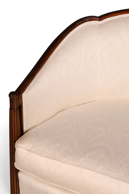 Hauptstadt Möblerei Art Deco Sofa mit hellem Stoffbezug, geschnitztem Holzrahmen und kannelierten Stützen
