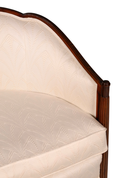 Hauptstadt Möblerei Art Deco Sofa mit hellem gemustertem Stoffbezug und dunklem geschnitztem Holzrahmen