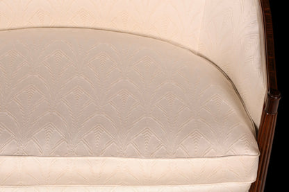 Hauptstadt Möblerei Art Deco Sofa mit heller Polsterung und gemustertem Stoffbezug sowie dunklem Holzrahmen