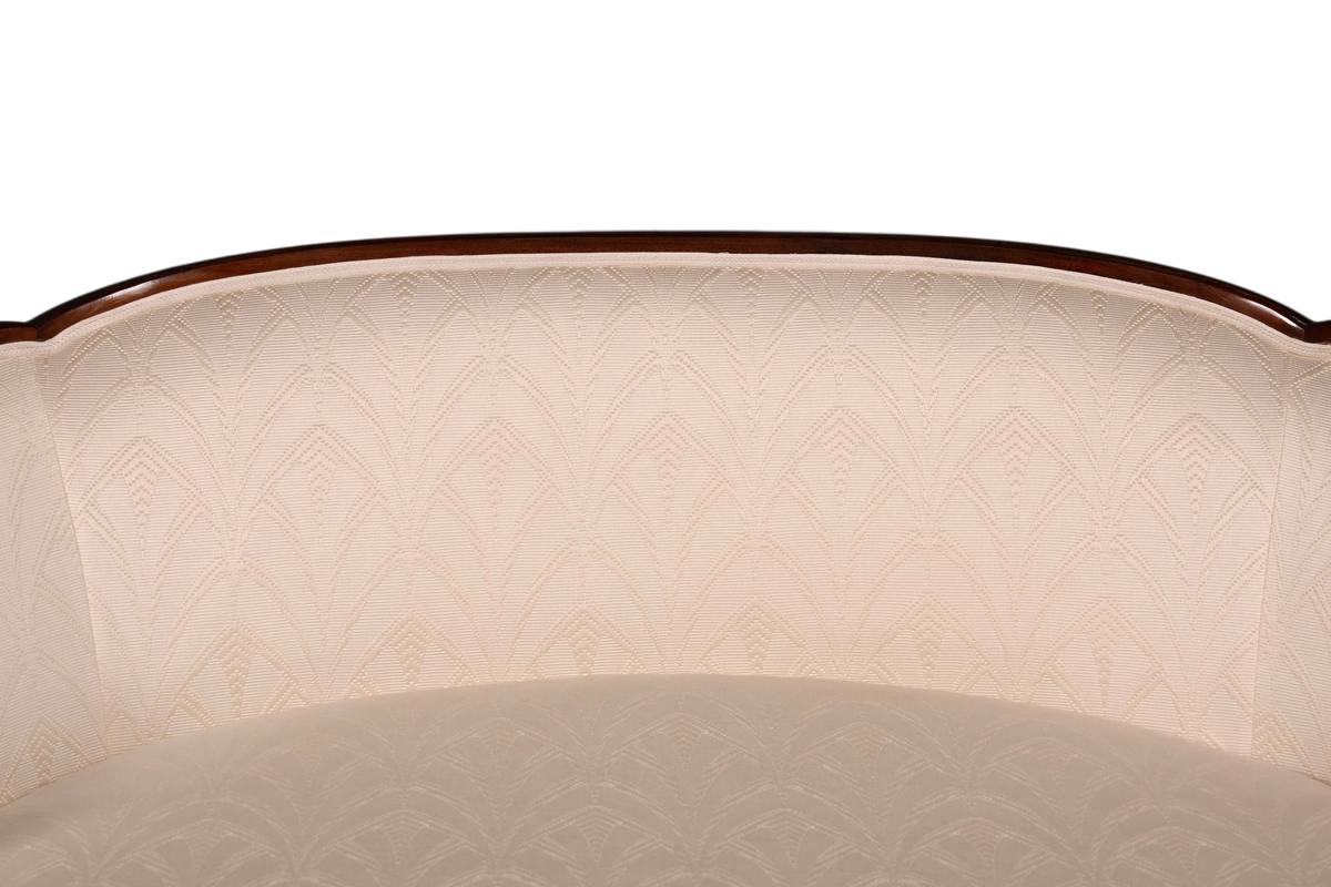 Hauptstadt Möblerei Art Deco Sofa mit heller, gemusterter Polsterung und geschwungenem Holzrahmen