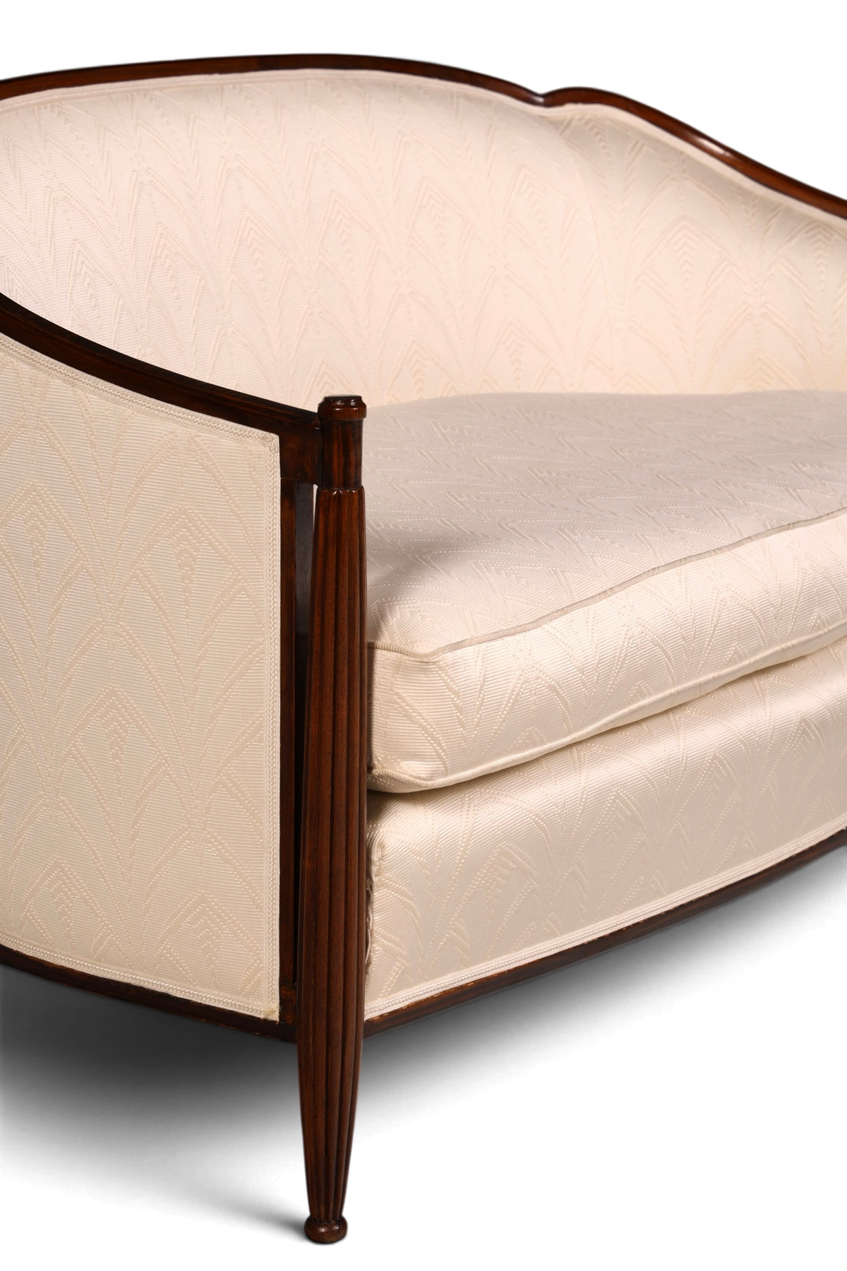 Hauptstadt Möblerei Art Deco Sofa mit hellem Stoffbezug, geschnitztem Holzrahmen und kannelierten Stützen