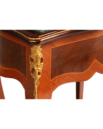 Hauptstadt Möblerei Louis XV Beistelltisch aus Holz mit Marmorplatte, Messingverzierungen und Intarsien im Barockstil