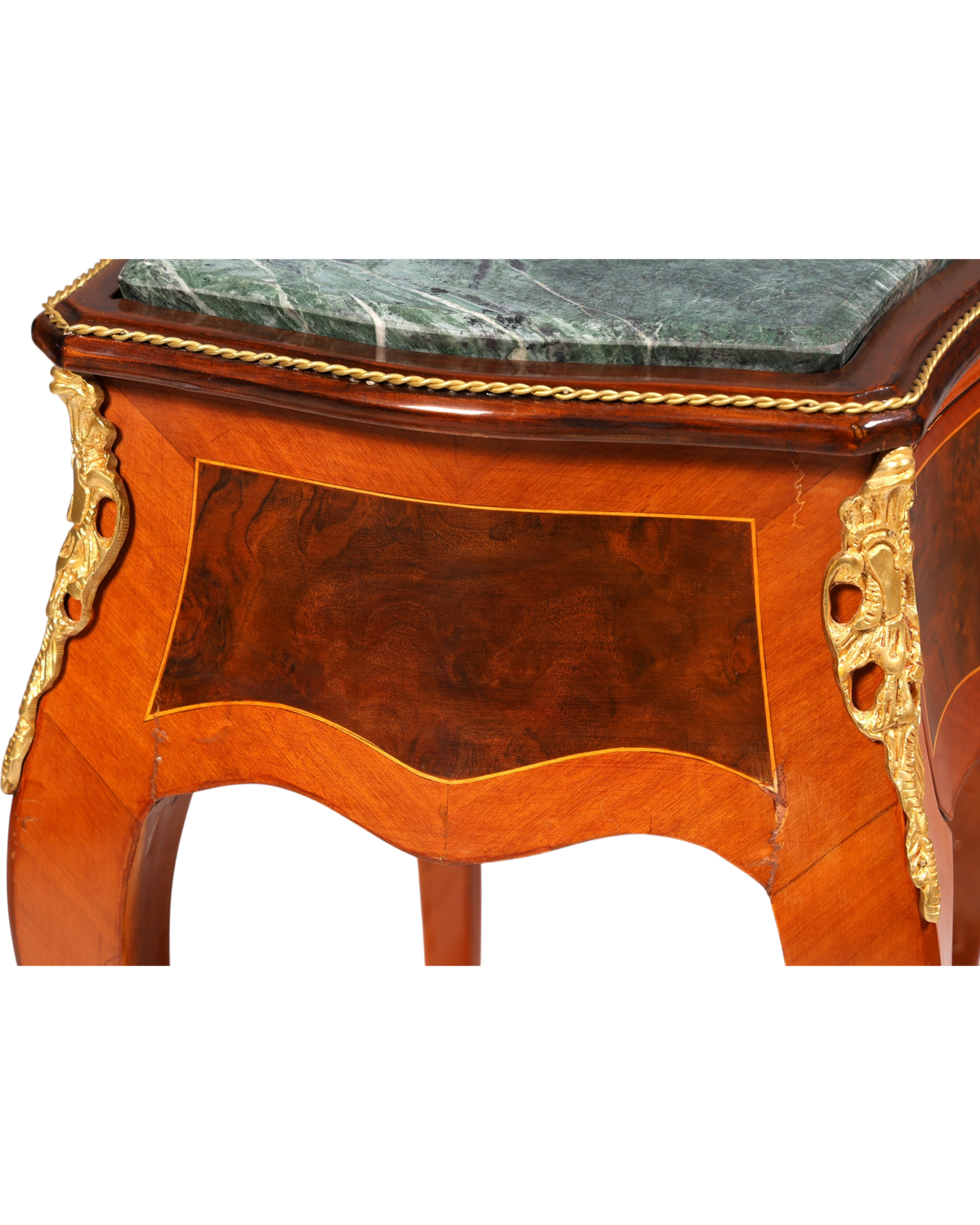 Hauptstadt Möblerei Louis XV Beistelltisch aus Holz mit grüner Marmorplatte, Messingverzierungen und Intarsien
