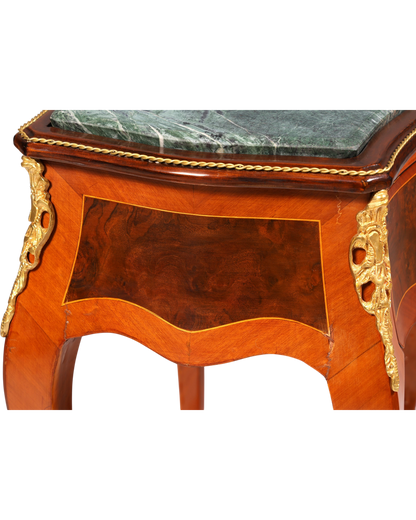 Hauptstadt Möblerei Louis XV Beistelltisch aus Holz mit grüner Marmorplatte, Messingverzierungen und Intarsien
