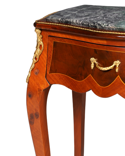 Hauptstadt Möblerei Louis XV Beistelltisch aus Holz mit Marmorplatte, Messingverzierungen und Intarsien im Barockstil