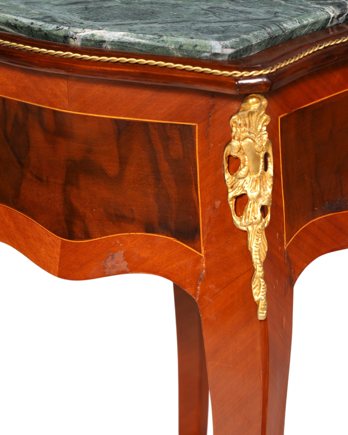 Hauptstadt Möblerei Louis XV Beistelltisch aus Holz mit grüner Marmorplatte, Messingverzierungen und Intarsien