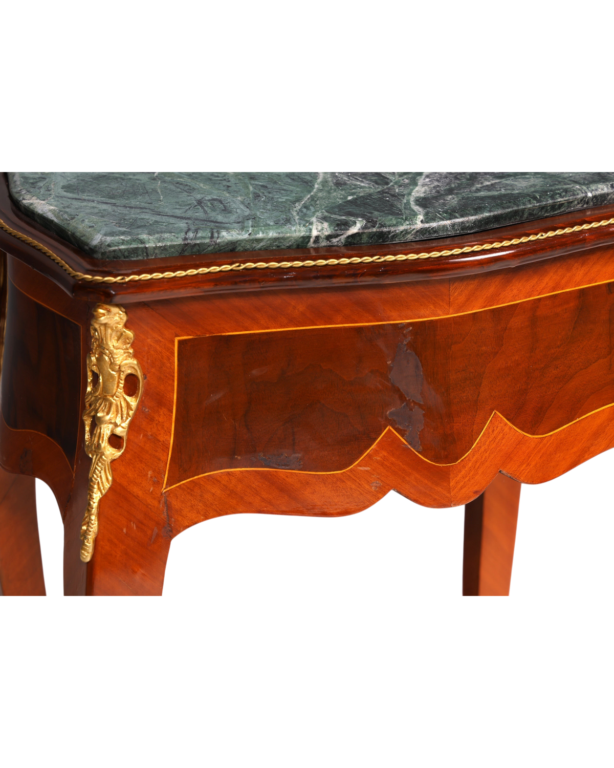 Hauptstadt Möblerei Louis XV Beistelltisch aus Holz mit grüner Marmorplatte, Intarsien und goldenen Messingbeschlägen