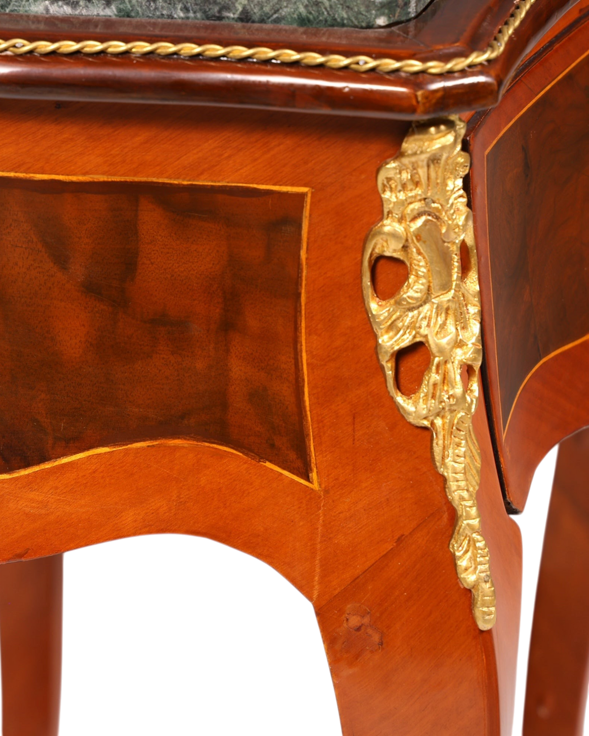 Hauptstadt Möblerei Louis XV Beistelltisch aus Holz mit Intarsien, Messingverzierungen und grüner Marmorplatte
