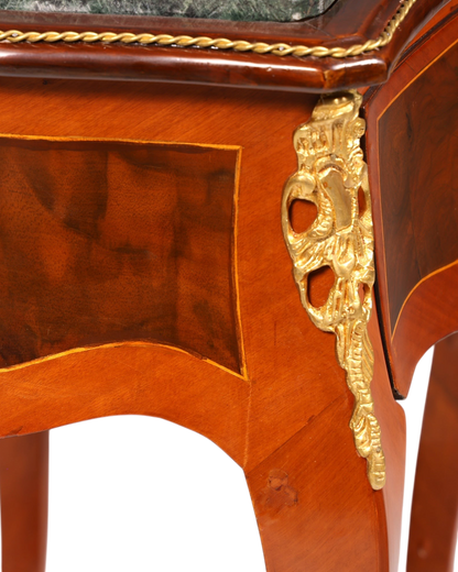 Hauptstadt Möblerei Louis XV Beistelltisch aus Holz mit Intarsien, Messingverzierungen und grüner Marmorplatte