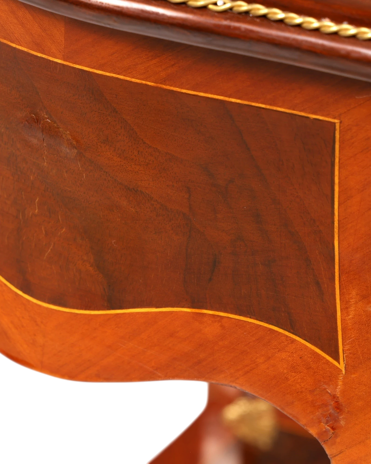 Hauptstadt Möblerei Louis XV Beistelltisch aus Holz mit Intarsien und goldenen Messingverzierungen im Barockstil