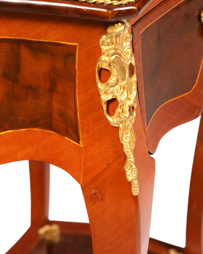 Hauptstadt Möblerei Louis XV Beistelltisch aus Holz mit Marmorplatte, Messingverzierungen und kunstvollen Intarsien