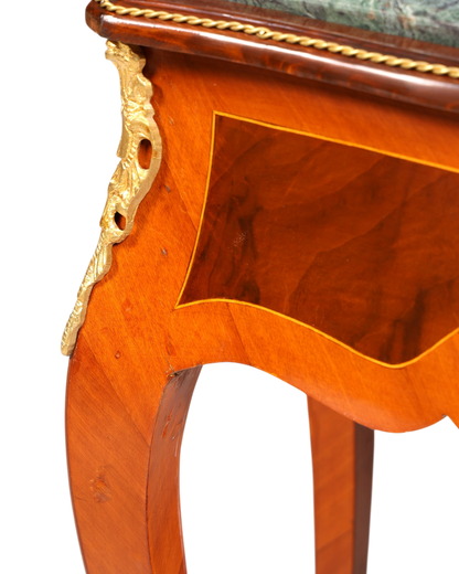 Hauptstadt Möblerei Louis XV Beistelltisch aus Holz mit Marmorplatte, Messingverzierungen und kunstvollen Intarsien