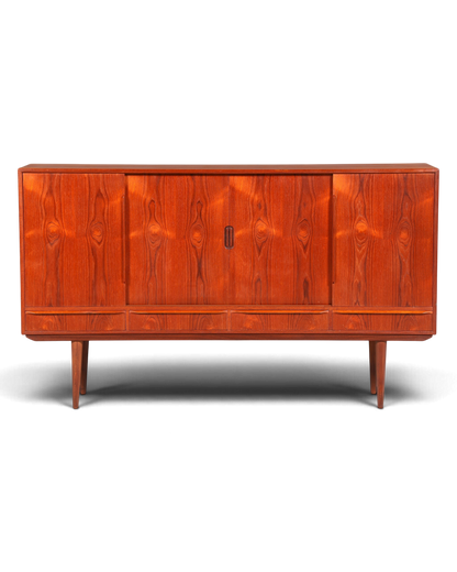 Hauptstadt Möblerei Mid Century Highboard aus massivem Holz im dänischen Design mit Schiebetüren