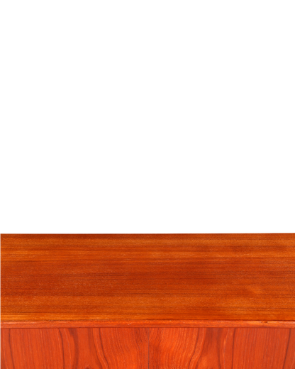 Hauptstadt Möblerei Mid Century Highboard aus massivem Holz mit warmer Maserung im dänischen Design der 60er Jahre