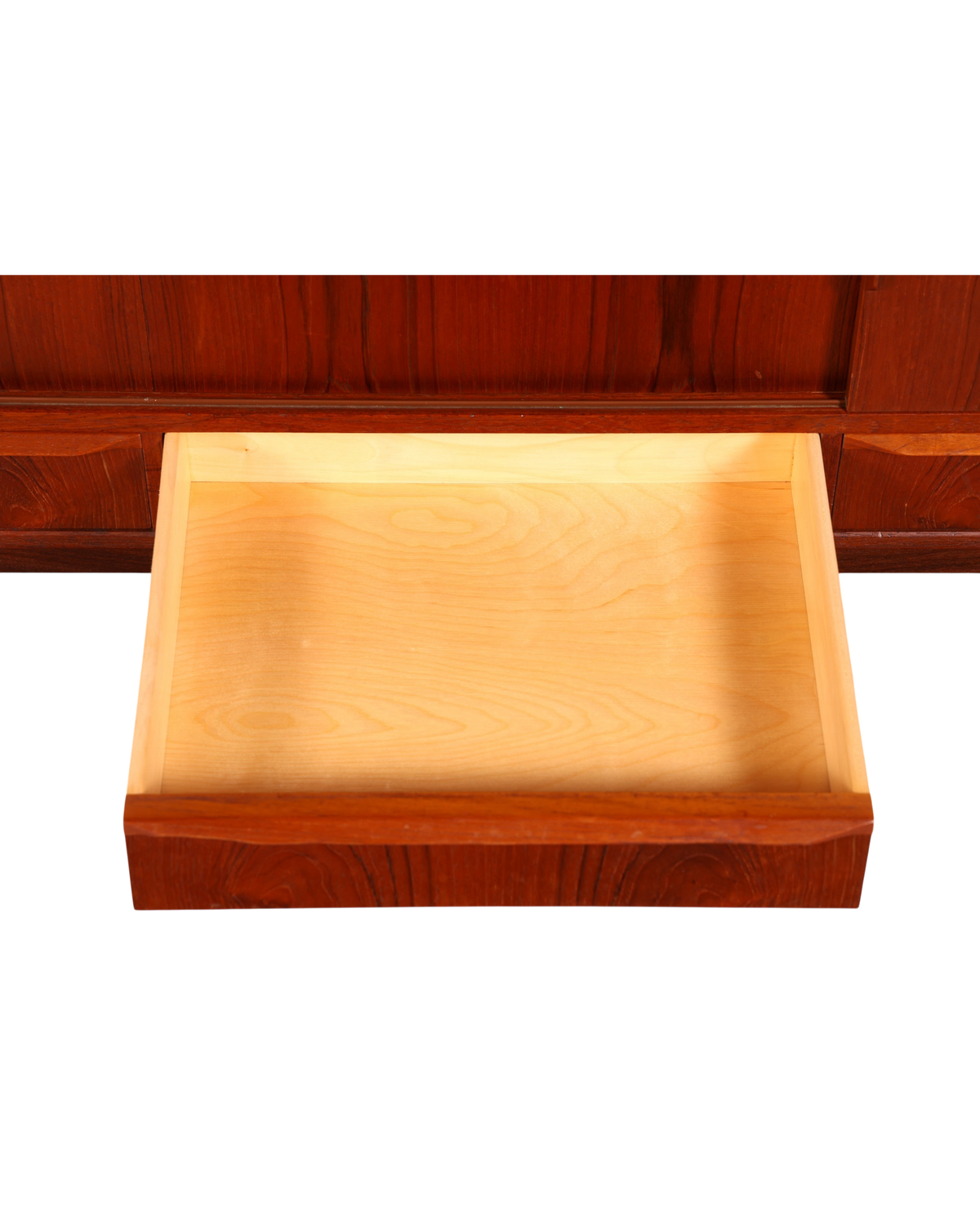 Hauptstadt Möblerei Mid Century Highboard mit ausgezogener Holzschublade im dänischen Design