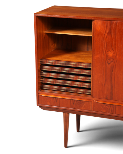 Hauptstadt Möblerei Mid Century Highboard aus massivem Holz im Danish Design mit Tablarauszügen und Regalböden