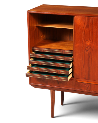 Hauptstadt Möblerei Mid Century Highboard aus massivem Holz mit ausziehbaren Tablaren und grüner Beflockung