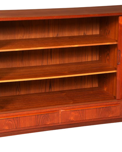 Hauptstadt Möblerei Mid Century Highboard aus massivem Holz im Danish Design mit offenen Regalfächern