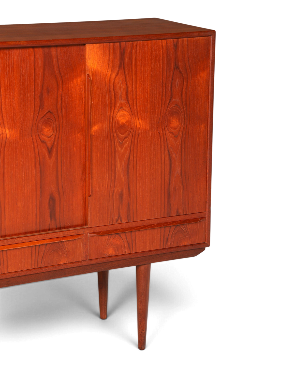 Hauptstadt Möblerei Mid Century Highboard aus massivem Holz im dänischen Design mit schöner Maserung