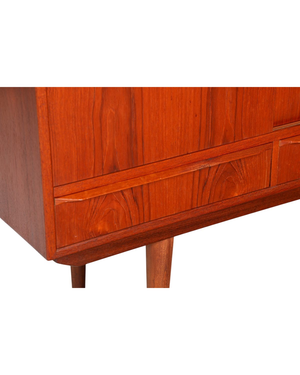 Hauptstadt Möblerei Mid Century Highboard aus massivem Holz im dänischen Design mit eleganter Maserung